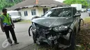 Petugas memeriksa mobil yang dikemudikan Rakha Widyarma, di Pull WK Polres Soetta, Kota Tangerang, Kamis (10/3). Mobil anak angkat Gubernur Banten Rano Karno itu terlibat kecelakaan di Jalan Perimeter Utara Bandara Soetta. (Liputan6.com/Faisal R Syam)