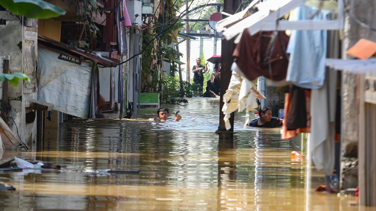FOTO: Bidara Cina Kembali Terendam, Banjir Capai Dua Meter di Minggu Pagi
