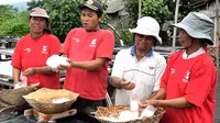 Menteri Sosial Tri Rismaharini atau Risma menginisiasi sistem yang mampu meningkatkan hasil produksi garam turun temurun, Garam Sarining Segara di Desa Kusamba, Kecamatan Dawan, Kabupaten Klungkung, Provinsi Bali. (Foto: Tim Humas Kemensos).