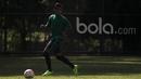 Pemain Timnas Indonesia, Miftahul Hamdi, menggiring bola saat latihan. Rangkaian uji coba dan persiapan Timnas U-22 ini dilakukan untuk menghadapi Kualifikasi Piala AFC U-23 dan juga SEA Games. (Bola.com/Vitalis Yogi Trisna)