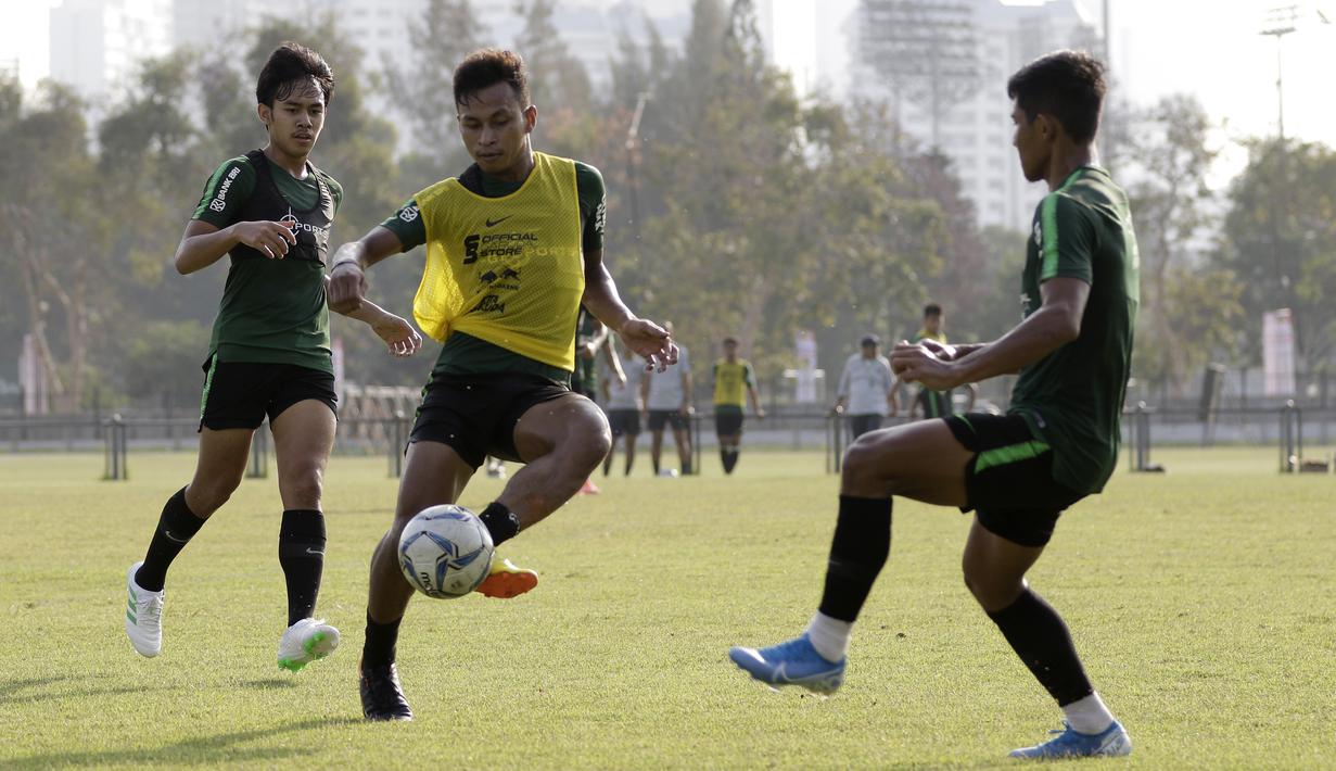 Pemain Timnas Indonesia U-23, Osvaldo Haay, berebut bola  saat latihan di Lapangan G, Senayan, Rabu (6/11). Jelang SEA Games 2019, Timnas Indonesia U-23 terus pertajam transisi pemain. (Bola.com/Yoppy Renato)