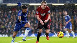Pemain Chelsea, Kenedy (kiri) berebut bola dengan pemain  West Bromwich Albion, Darren Fletcher (kanan) pada lanjutan Liga Premier Inggris di Stadion Stamford Bridge, Chelsea, Kamis (14/1/2016) dini hari WIB. (EPA/Sean Dempsey)