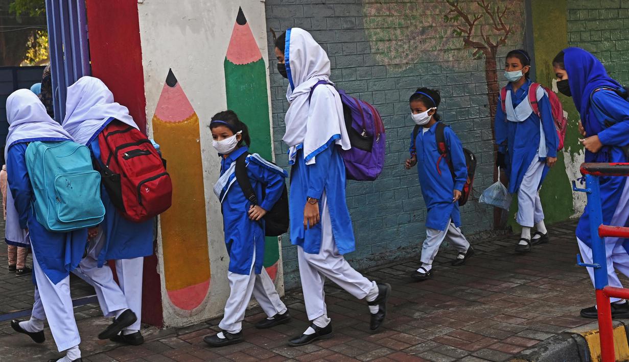 Meski aktivitas pembelajaran tatap muka mulai dibuka kembali, namun pemerintah setempat memerintahkan kepada siswa dan staf pengajar untuk tetap memakai masker. (Arif ALI/AFP)