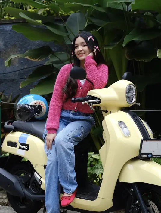 Tampil manis dengan gaya rambut berhias jepit, Pesona Elsa Japasal semakin memikat.