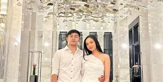 Lyodra Ginting gandeng kekasihnya, Riza Syah mengenakan outfit serba putih yang jadi dress code tamu undangan kali ini. [Foto: IG/lyodraofficial].