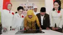 Menteri Sosial Khofifah Indar Parawansa menandatangani prasasti saat meresmikan 1000 cap tangan wanita pejuang 45 di gedung Joang, Jakarta, Jumat (15/12). Liputan6.com/Helmi Afandi)