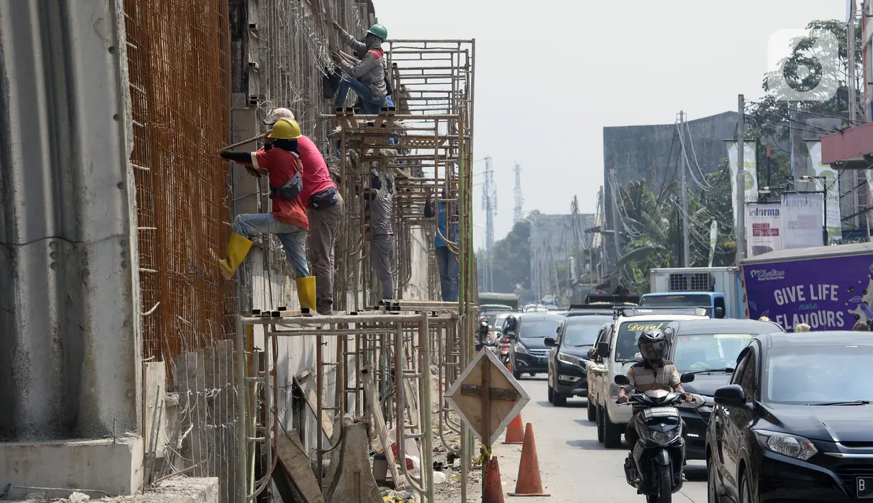 Pekerja menyelesaikan proyek pembangunan jembatan layang perempatan Pondok Cabe, Tangerang Selatan, Banten, Rabu (15/4/2020). Pembangunan jembatan layang tersebut untuk mengurai kemacetan di lampu merah dari Jakarta ke Bogor dan dari Pondok Cabe ke Kota Tangerang Selatan. (merdeka.com/Dwi Narwoko)