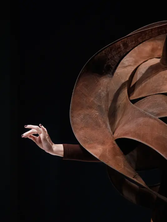 Detail gaun yang dibuat dari bahan cokelat saat dikenakan seorang model dalam sebuah pameran yang dikombinasikan dengan fashion show di Paris, 27 Oktober 2017. Pameran tersebut bertajuk Salon Du Chocolat. (AP Photo/Thibault Camus)