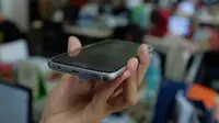 Sisi bawah Samsung Galaxy S7 (Liputan6.com/Iskandar).
