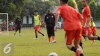 Pelatih Persija, Rahmad Darmawan (ketiga kiri) memimpin langsung sesi latihan di Markas Yon Zikon 14, Jakarta, Senin (24/8/2015). Persija kembali berlatih untuk menghadapi turnamen Piala Presiden 2015. (Liputan6.com/Helmi Fithriansyah)