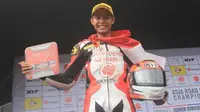 Pebalap Astra Honda Racing Team, Irfan Ardiansyah, berhasil naik podium setelah finis ketiga pada balapan kedua kelas SS600 pada seri pembuka ARRC 2017 di Sirkuit Johor, Malaysia, Minggu (2/4/2017). (Bola.com/Instagram/astrahondaracingteam)