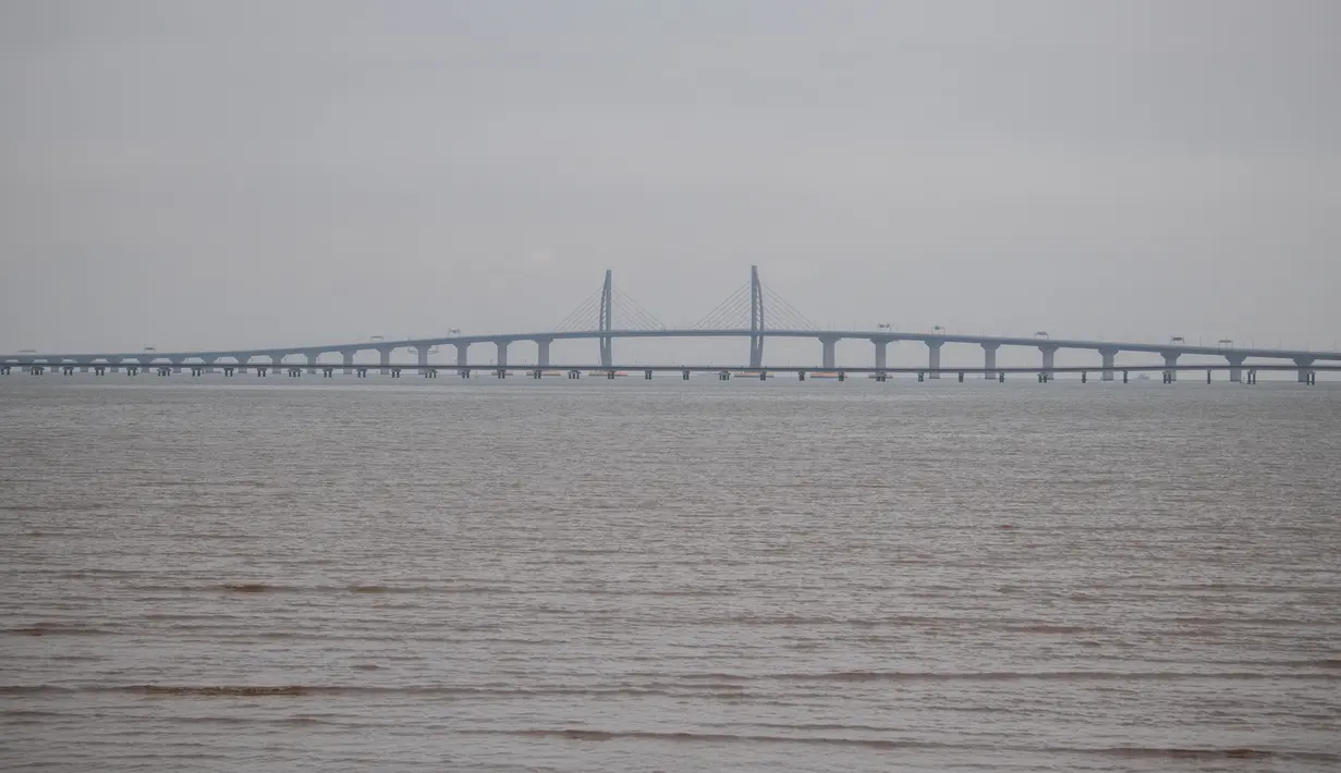 Pemandangan Jembatan Hong Kong-Zhuhai-Makau (HKZM) di Zhuha (22/10). Jembatan laut terpanjang di dunia yang menghubungkan Hong Kong, Makau, dan daratan Cina ini akan dibuka untuk lalu lintas pada 24 Oktober 2018. (AFP Photo/Fred Dufour)