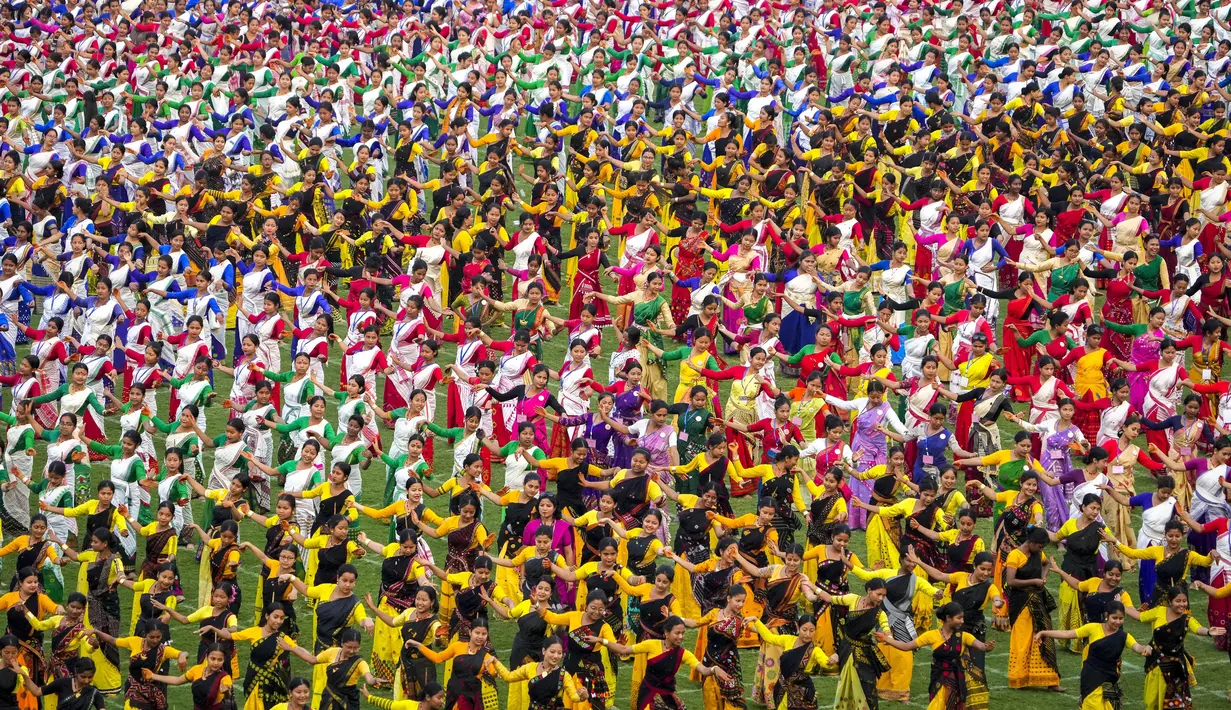 <p>Dikuti dari hindustantimes.com pada Jumat (14/42023), sebanyak 11.304 penari dan musisi menampilkan tarian Bihu Assam di sebuah stadion di Guwahati untuk membuat dua rekor dunia dan membawa bentuk tarian tradisional ke panggung dunia. (AP Photo/Anupam Nath)</p>