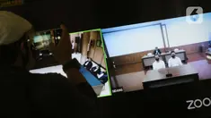 Layar monitor menampilkan dua terdakwa penyiraman air keras terhadap penyidik KPK Novel Baswedan, Rahmat Kadir Mahulette (kanan) dan Rony Bugis yang mengikuti sidang pembacaan putusan secara teleconference di Pengadilan Negeri Jakarta Utara, Kamis (16/7/2020). (Liputan6.com/Helmi Fithriansyah)