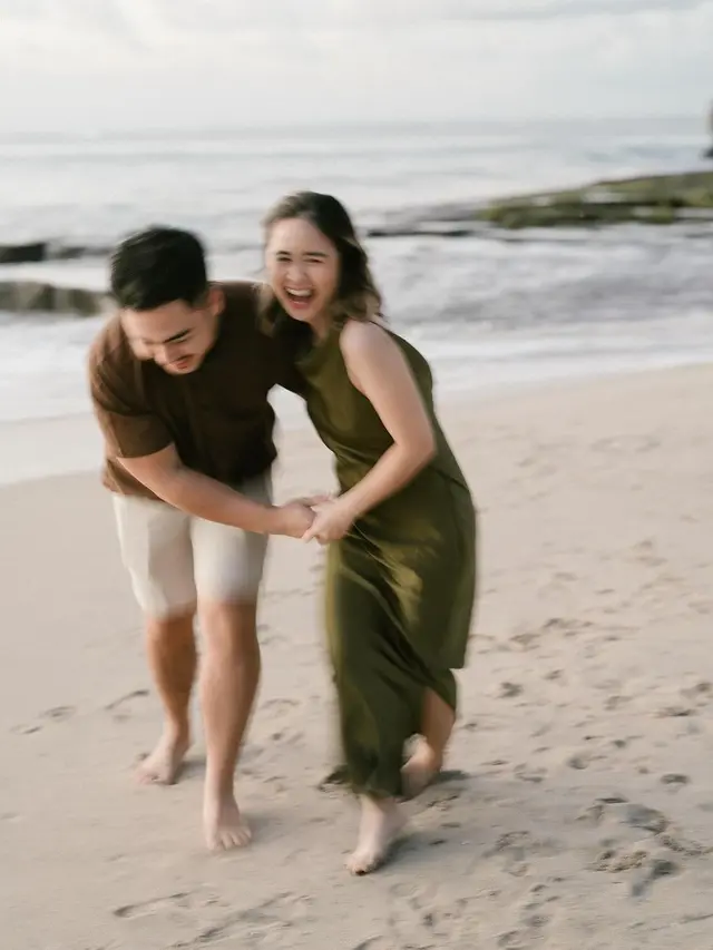 6 Gaya Maternity Shoot Gritte Agatha yang Tengah Hamil Anak Pertama, Elegan Bergaun Hijau Berpose di Pantai