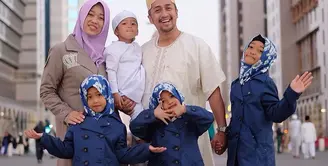 Irfan Hakim, baru saja menjalankan ibadah umrah bersama dengan keluarga besar beberapa hari yang lalu. Setibanya di Indonesia, ternyata Irfan diharuskan menjalani rawat inap di rumah sakit. (Instagram/irfanhakim75)