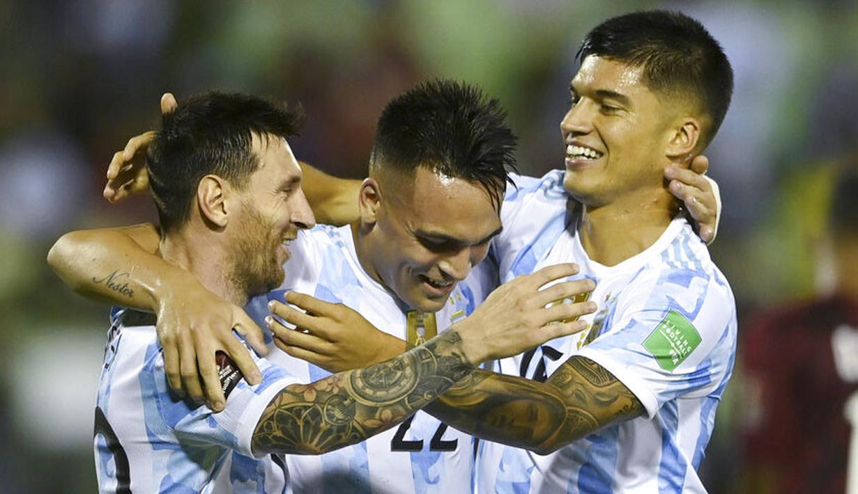 Beruntung bagi Tim Tango, sang megabintang, Lionel Messi, masih mampu melanjutkan pertandingan hingga usai. Keunggulan jumlah pemain dimanfaatkan Albiceleste dengan baik hingga akhirnya meraih kemenangan 3-1 atas Venezuela. (Foto: AP/Miguel Gutierrez, Pool)