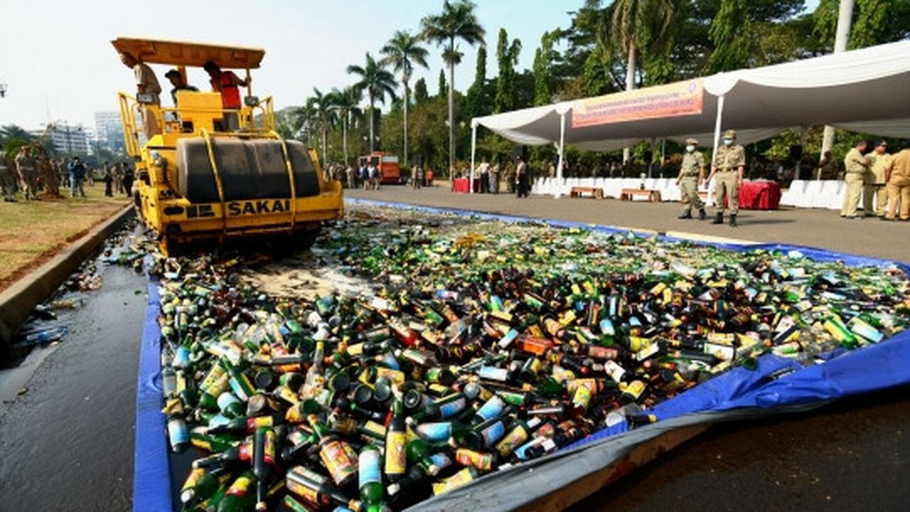 Pemusnahan 11.321 botol miras ilegal di Monas