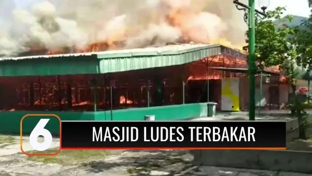 Masjid berusia 39 tahun di kawasan industri Pulogadung ini ludes terbakar, tujuh unit mobil pemadam kebakaran dikerahkan.