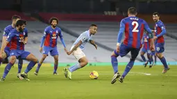 Penyerang Manchester City, Gabriel Jesus membawa bola dari kawalan para pemain Crystal Palace pada pertandingan lanjutan Liga Inggris di Stadion Etihad, Senin (18/1/2021). Dengan kemenangan ini, Man City naik ke posisi kedua dengan 35 poin hasil 17 laga. (Clive Brunskill/Pool via AP)