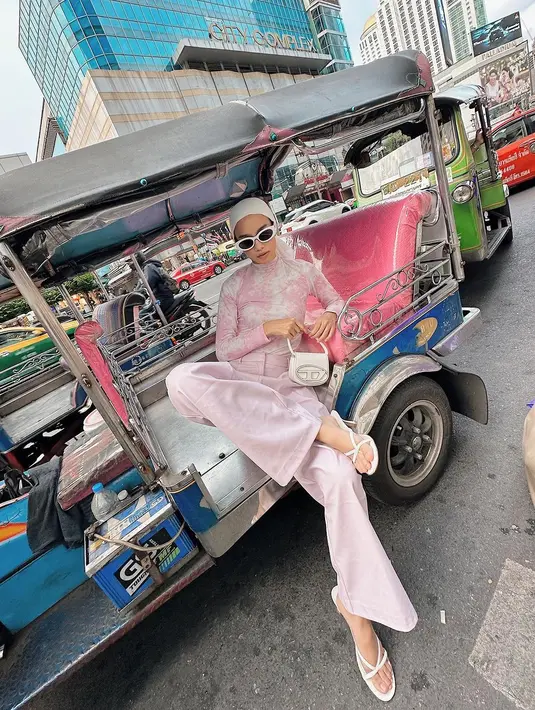 Tampil chic dengan padu padan long sleeve top bermotif, high waisted pants, dan turban putih. [Instagram/viratandia].