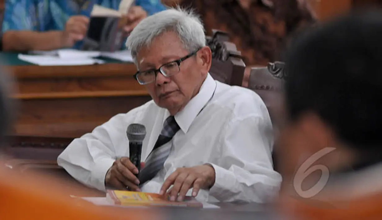 Sidang lanjutan praperadilan BG terhadap KPK kembali digelar di PN Jakarta Selatan, Jumat (13/2/2015). Tampak dosen Universitas Padjajaran, Bernard Arif Sidharta saat menjadi saksi pada sidang lanjutan BG terhadap KPK. (Liputan6.com/Johan Tallo)
