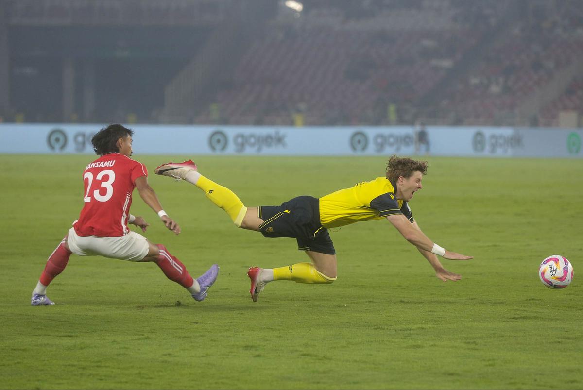 FOTO: Hujan Gol di SUGBK: Oxford United Libas Indonesia All Star 3-6 di  Laga Perdana Piala Presiden 2025