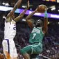 Pebasket Boston Celtics, Jaylen Brown, berusaha memasukan bola saat pertandingan melawan Phoenix Suns pada laga NBA di Talking Stick Resort Arena, Selasa (27/3/2018). Boston Celtics menang 102-94 atas Phoenix Suns. (AP/Ross D. Franklin)