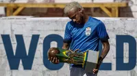 Neymar dengan model rambut anyar dalam sebuah turnamen amal yang digelar yayasannya di Sao Paulo, Brasil (13/7/2019). (AFP/Miguel Schincariol)