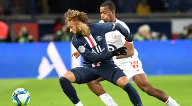 Bek Lille Gabriel dos Santos Magalhaes berusaha merebut bola dari penyerang PSG, Neymar pada pertandingan L1 Prancis di Parc des Princes di Paris pada 22 November 2019. Gabriel Magalhaes secara resmi dibeli Arsenal  dari Lille  dengan nilai transfer 27 juta poundsterling. (AFP/Bertrand Guay)