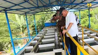 Menteri PUPR Basuki Hadimuljono meninjau fasilitas akses air dan jaringan perpipaan.