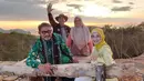 Tak sendiri, rupanya Desy Ratnasari menikmati suasana sunset bersama dengan rekan kerjanya. Dengan penuh senyuman, artis senior 90an ini berbagi kebahagiaan dengan koleganya. Semua tampak menikmati suasana matahari terbenam di Labuan Bajo. (Liputan6.com/IG/@desyratnasariterdepan)