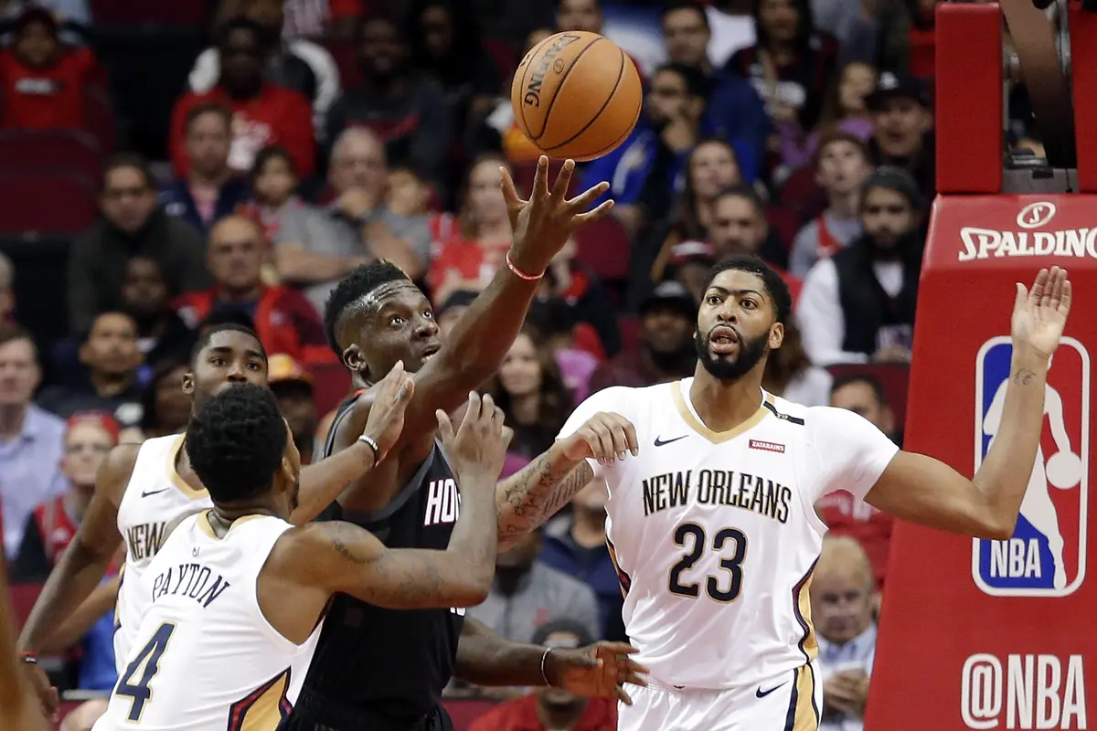 Anthony Davis (23) mengadang pemain Rockets Clint Capela pada laga NBA