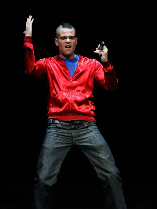 Mark Salling tampil dalam sebuah konser untuk memulai tur nasional "Glee" di Phoenix, Amerika Serikat, 15 Mei 2010. Salling mengaku bersalah pada bulan Desember karena terlibat pornografi anak. (AP Photo/Ross D. Franklin, File)
