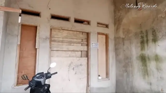 6 Potret Rumah Pak Ogah Si Unyil, Bangunan Dua Lantai Setengah Jadi