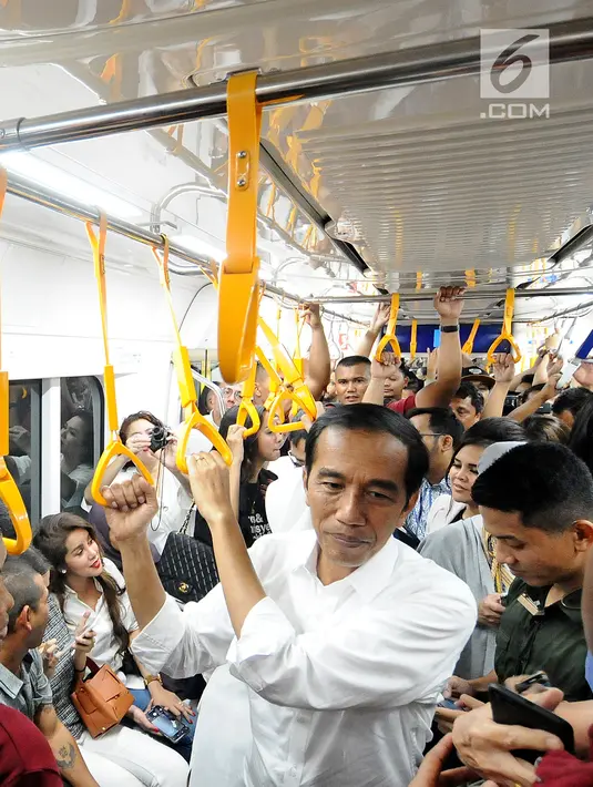 Calon Presiden nomor urut 01, Joko Widodo atau Jokowi menaiki moda transportasi MRT usai mengunjungi Grand Indonesia, Jakarta, Sabtu (20/4). Jokowi pulang ke kediamannya di Bogor usai makan siang bersama Ketua TKN Erick Thohir, Wishnutama dan rombongan. (Liputan6.com/Herman Zakharia)