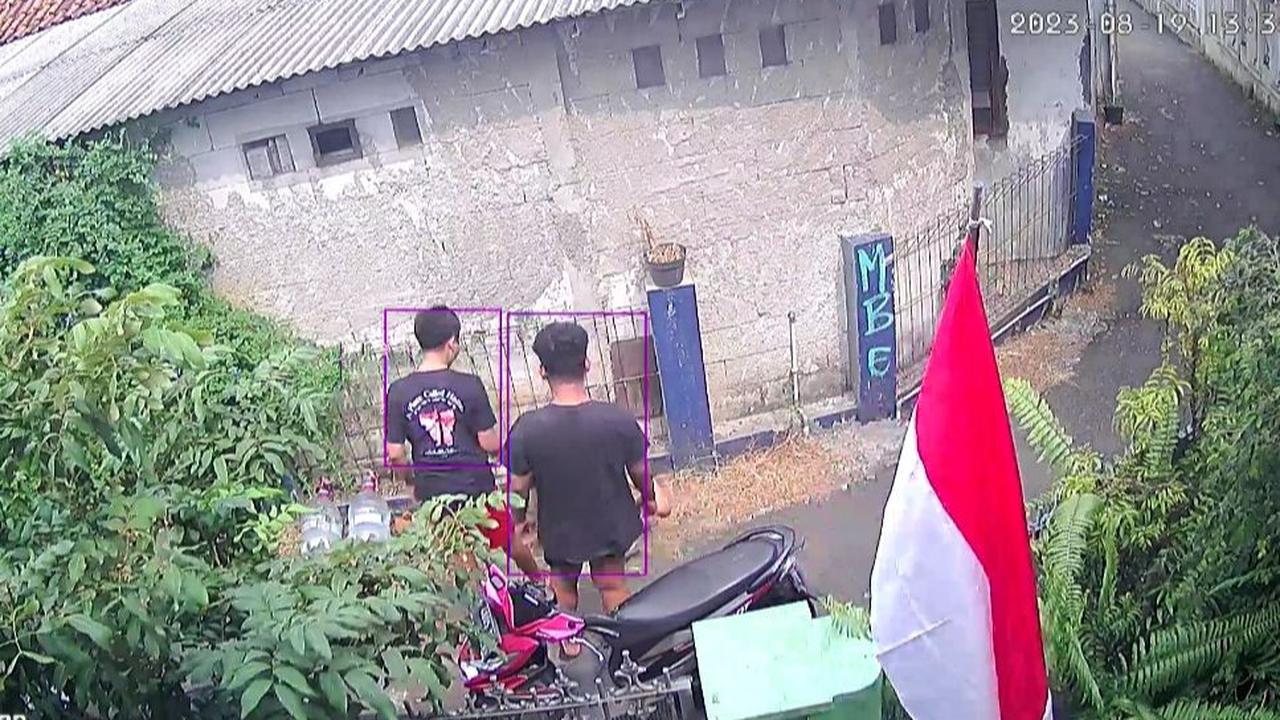 Ketua RW 3, Kelurahan Lenteng Agung, Aswin Anwar mengatakan, video viral terkait dengan F (14) yang mencekik dan menginjak D (16) di gang sempit karena masalah asmara.