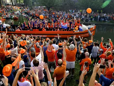 Ribuan Suporter menyambut kedatangan timnas putri Belanda usai menjuarai Piala Eropa Wanita 2017 di Sungai Utrecht, (7/8/2017). Belanda menang atas Denmark 4-2.  (AFP/ANP/Olaf Kraak/Netherlands OUT)