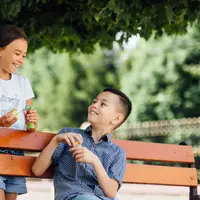 Setiap anak perlu belajar cara memahami perasaan mereka sendiri maupun orang lain. Salah satu cara paling sederhana namun kuat untuk melakukannya adalah lewat intonasi suara. (foto/dok: freepik/artursafronovvvv)