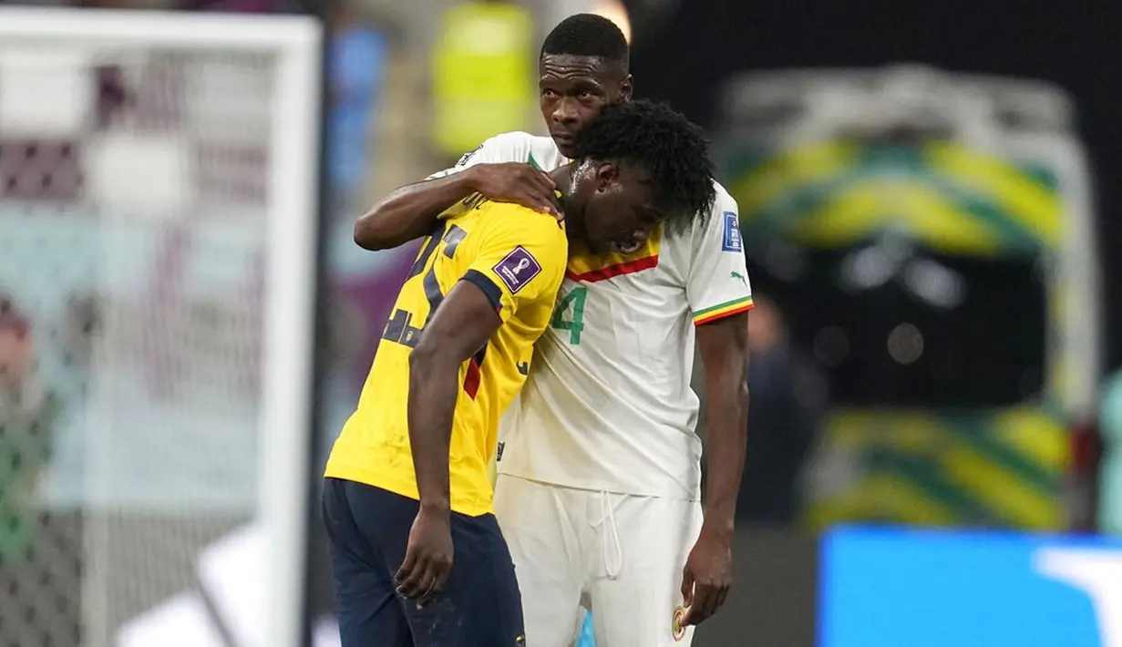Pemain Ekuador, Jackson Porozo, dipeluk pemain Senegal Abou Cisse pada laga Grup A Piala Dunia di Stadion Khalifa, Doha, Selasa (29/22/2022). (AP/Natacha Pisarenko)