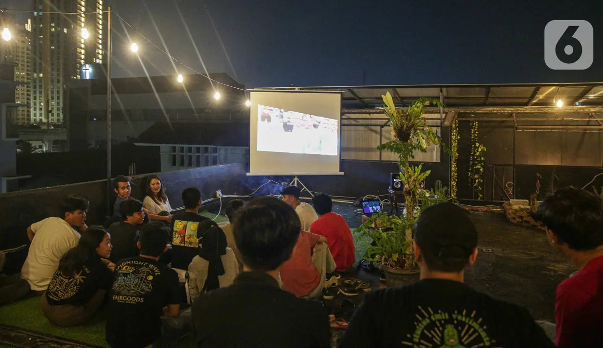 Pengunjung menyaksikan laga final leg pertama Piala AFF 2020 antara Indonesia melawan Thailand di salah satu kafe di Jakarta, Rabu (29/12/2021). Polda Metro Jaya mengizinkan pengelola kafe dan warga menggelar nonton bareng dengan tetap menerapkan protokol kesehatan (Liputan6.com/Faizal Fanani)