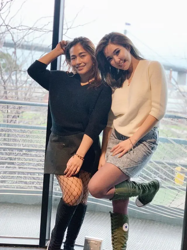 6 Potret Persahabatan Gisella Anastasia dan Sri Devi, Selalu Kompak