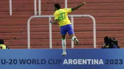 Pemain Brasil U-20, Savio melakukan selebrasi setelah mencetak gol pertama ke gawang Dominika U-20 pada laga matchday kedua Grup D Piala Dunia U-20 2023 di Stadion Malvinas, Argentina, Kamis (25/05/2023) dini hari WIB. Brasil menang dengan skor 6-0. (AP Photo/Natacha Pisarenko)