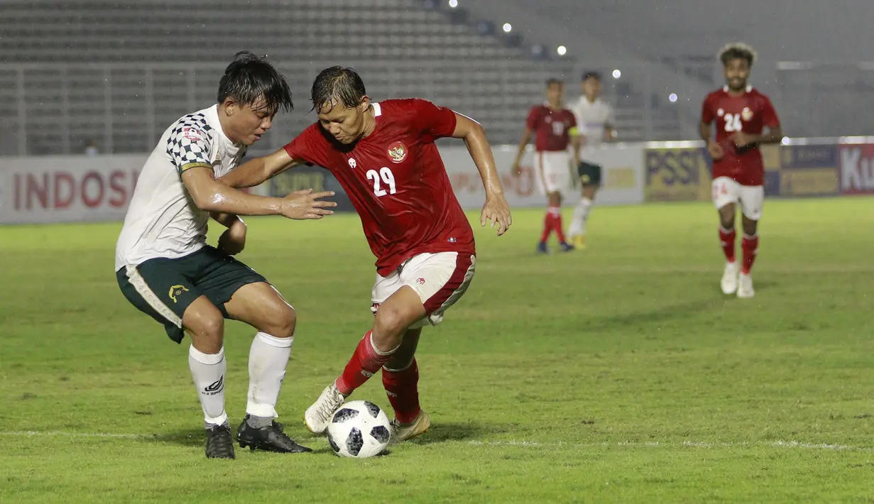 Adam Alis merupakan satu dari beberapa pemain yang dibiarkan oleh Shin Tae-yong bermain selama 90 menit. Adam Alis tampil dengan performa yang terlihat tanpa lelah untuk merebut bola dari kaki pemain Tira Persikabo maupun berusaha menggedor pertahanan tim lawan. (Foto: Bola.com/M. Iqbal Ichsan)