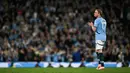 Gelandang Manchester City, Kevin De Bruyne melambaikan tangan kepada para pendukung saat ia meninggalkan lapangan di akhir pertandingan terakhirnya bersama The Citizens selama pertandingan sepak bola Liga Premier Inggris 2024/2025 melawan Bournemouth di Stadion Etihad, Manchester, Inggris, pada 20 Mei 2025. (Paul ELLIS/AFP)