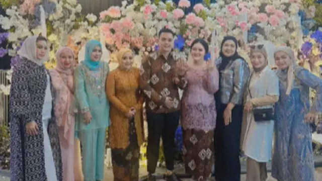 Muzdalifah di acara tunangan anaknya