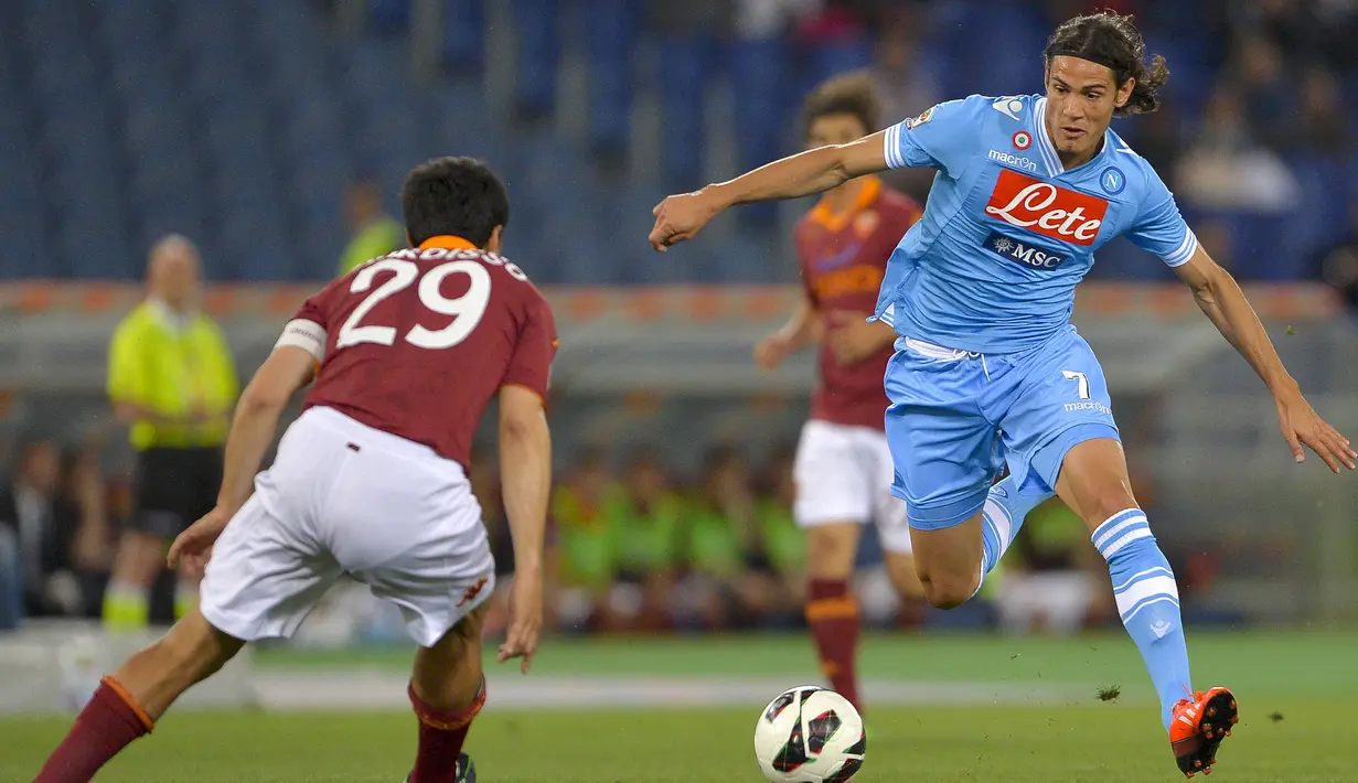 Lepas dari Palermo, Edinson Cavani meneruskan kariernya di Napoli mulai musim 2010/2011. Total 3 musim bersama Napoli hingga akhir musim 2012/2013, ia tampil dalam 138 laga di semua ajang dengan mencetak 104 gol. (AFP/Andreas Solaro)