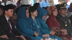 Dalam upacara tersebut, Jokowi hadir bersama istrinya Iriana Widodo dan didampingi Wakil Gubernur DKI Jakarta Basuki Tjahaja Purnama, serta sejumlah pejabat Pemprov DKI, Minggu (17/8/14). (Liputan6.com/Herman Zakharia)