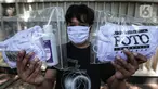Anggota Pewarta Foto Indonesia Jakarta (PFIJ) menunjukkan paket penunjang liputan di Jakarta, Rabu (22/4/2020). PFIJ membagikan 230 paket penunjang liputan berupa masker, hand sanitizer, dan multivitamin kepada anggotanya yang melaksanakan tugas jurnalistik selama pandemi. (Liputan6.com/Johan Tallo)