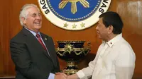 Menlu AS Rex Tillerson saat bertemu dengan Presiden Rodrigo Duterte di Manila (AP Photo/Bullit Marquez)